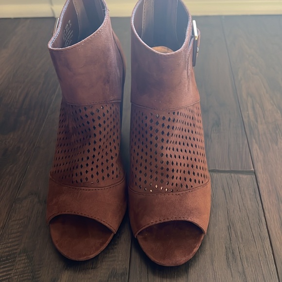 Women’s Carlos Santana Vegan Perforated Shoe Bootie Faux Suede Cognac Size 7 - Picture 10 of 10